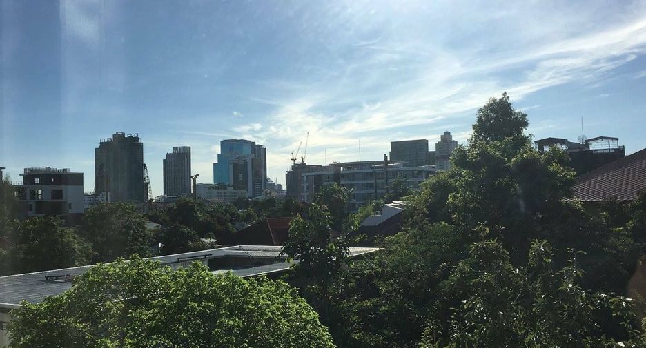 Condo en venta y en alquiler de 3 habitaciones en Watthana, Bangkok