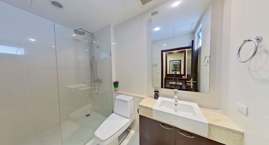 For rent 4 bedrooms condo in Watthana, Bangkok