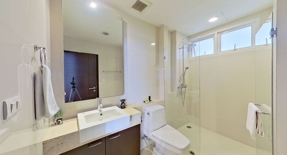 For rent 4 bedrooms condo in Watthana, Bangkok