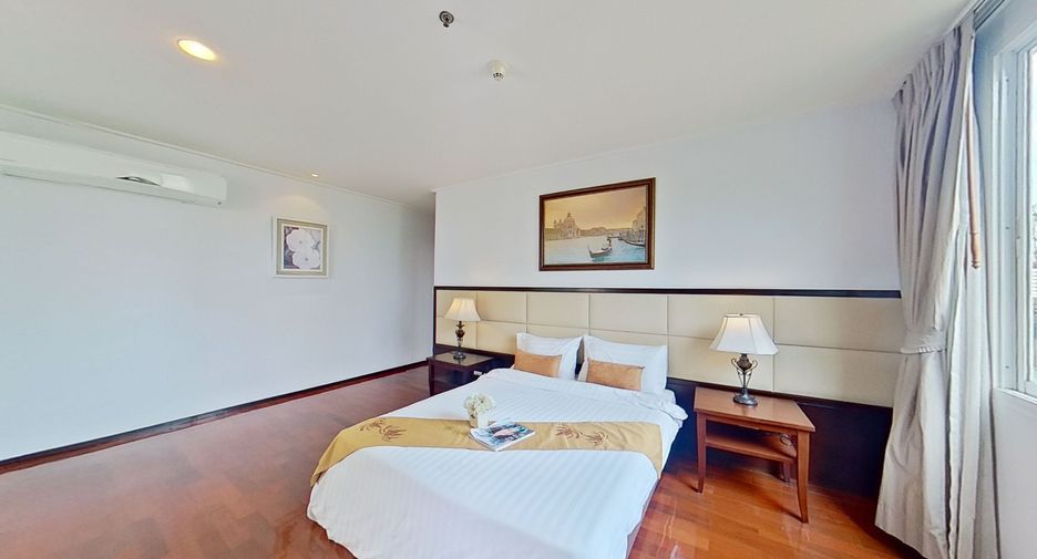 For rent 4 bedrooms condo in Watthana, Bangkok