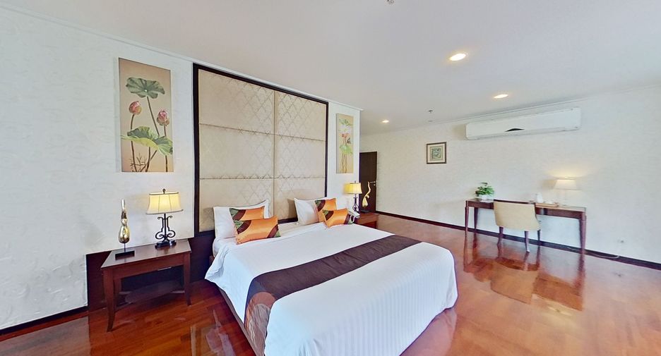 For rent 4 bedrooms condo in Watthana, Bangkok