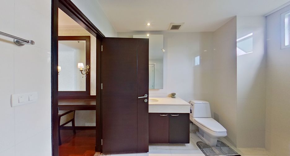 For rent 4 bedrooms condo in Watthana, Bangkok