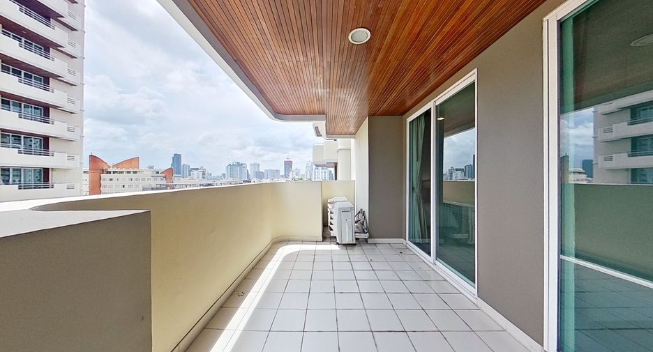 For rent 4 bedrooms condo in Watthana, Bangkok