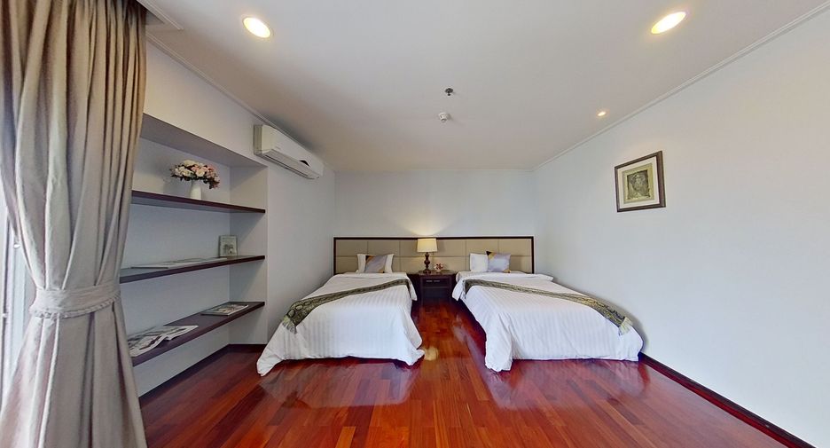 For rent 4 bedrooms condo in Watthana, Bangkok