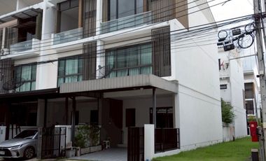 For rent 4 bedrooms condo in Khan Na Yao, Bangkok