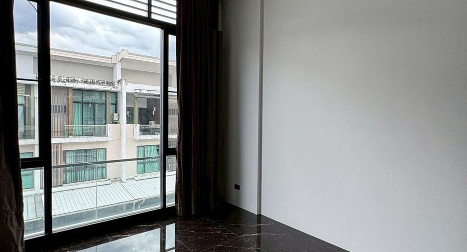 For rent 4 bedrooms condo in Khan Na Yao, Bangkok