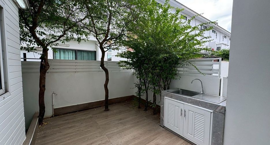 For rent 4 bedrooms condo in Khan Na Yao, Bangkok
