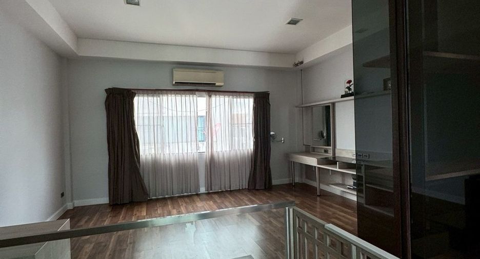 For rent 4 bedrooms condo in Khan Na Yao, Bangkok