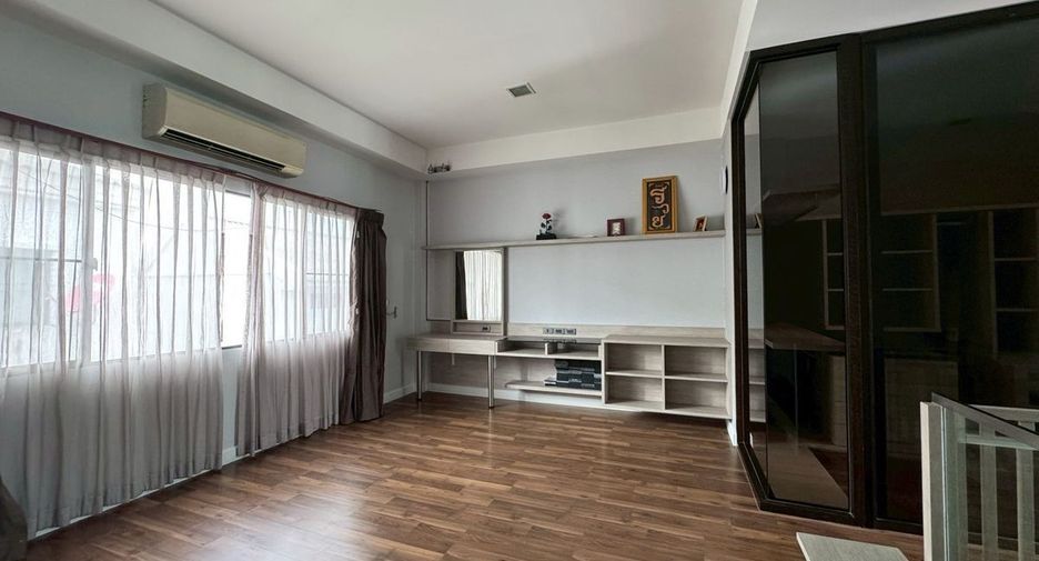 For rent 4 bedrooms condo in Khan Na Yao, Bangkok