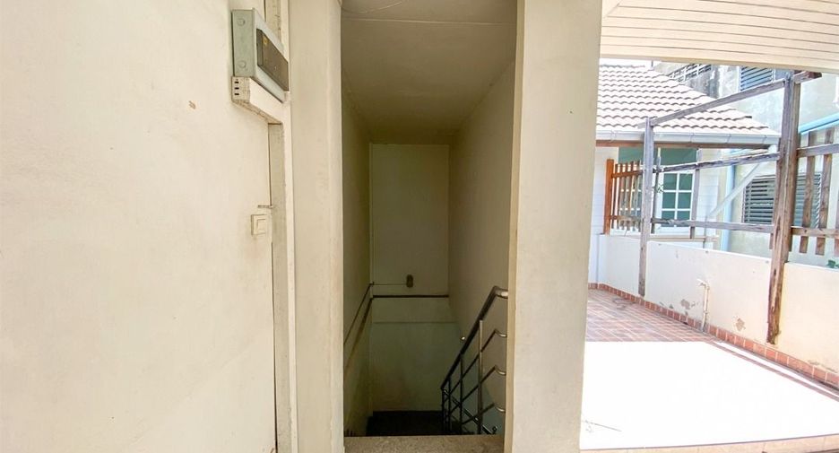 For sale 6 bedrooms townhouse in Din Daeng, Bangkok