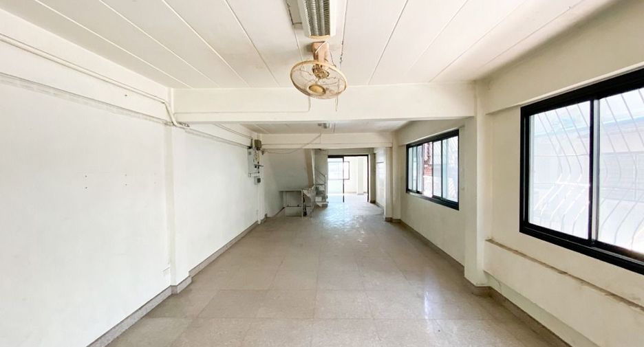For sale 6 bedrooms townhouse in Din Daeng, Bangkok