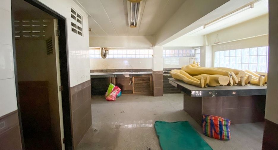 For sale 6 bedrooms townhouse in Din Daeng, Bangkok