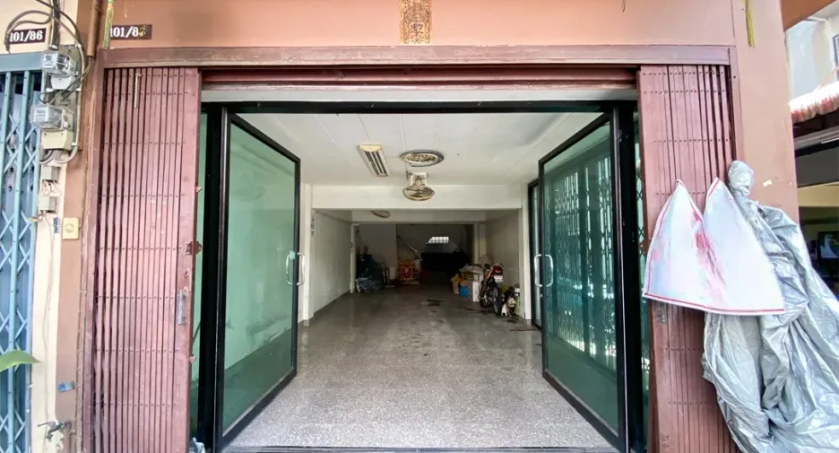 For sale 6 bedrooms townhouse in Din Daeng, Bangkok