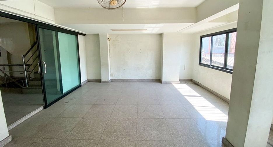 For sale 6 bedrooms townhouse in Din Daeng, Bangkok