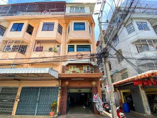 À vendre 6 chambres maison de ville à Din Daeng, Bangkok