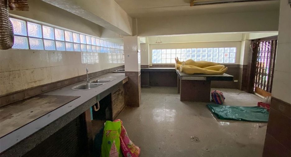 For sale 6 bedrooms townhouse in Din Daeng, Bangkok