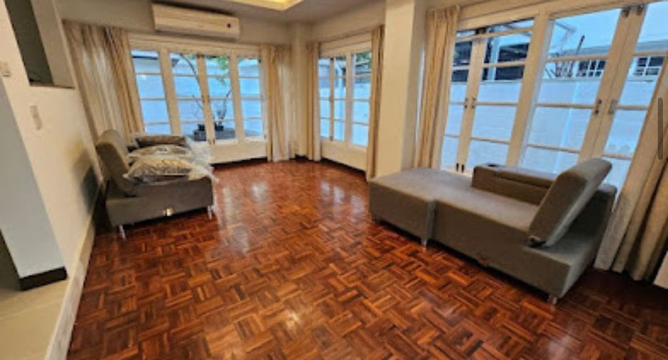 Casa en alquiler de 3 habitaciones en Khlong Toei, Bangkok