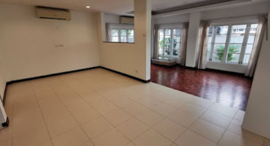 Casa en alquiler de 3 habitaciones en Khlong Toei, Bangkok