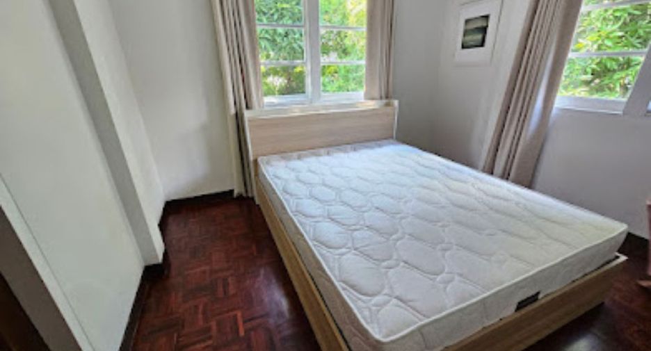 Casa en alquiler de 3 habitaciones en Khlong Toei, Bangkok