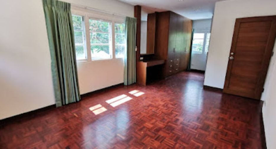 Casa en alquiler de 3 habitaciones en Khlong Toei, Bangkok