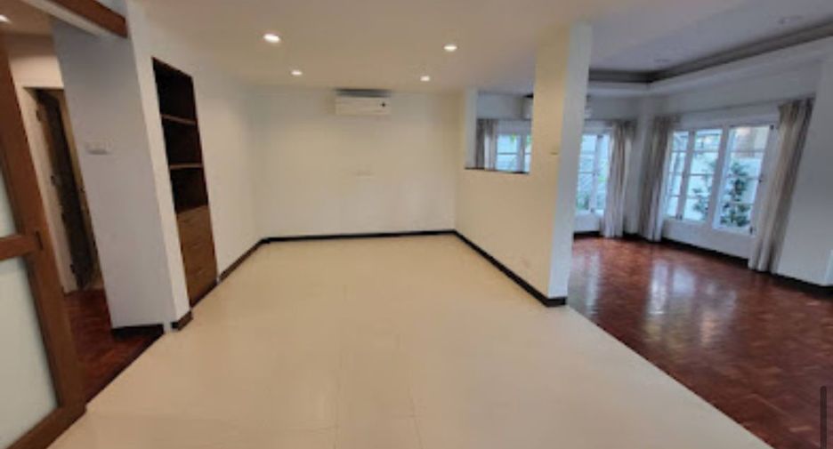 Casa en alquiler de 3 habitaciones en Khlong Toei, Bangkok