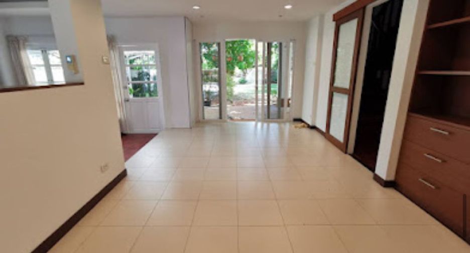 Casa en alquiler de 3 habitaciones en Khlong Toei, Bangkok