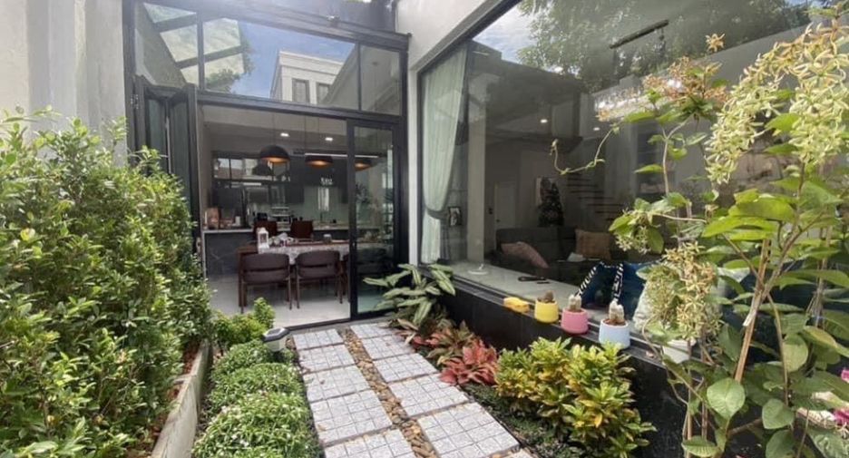 For rent 3 bedrooms townhouse in Khan Na Yao, Bangkok