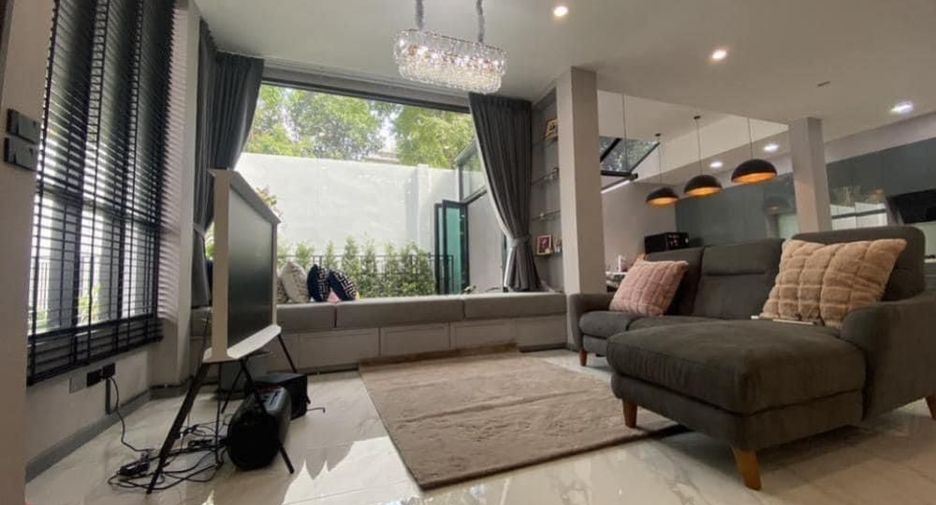 For rent 3 bedrooms townhouse in Khan Na Yao, Bangkok