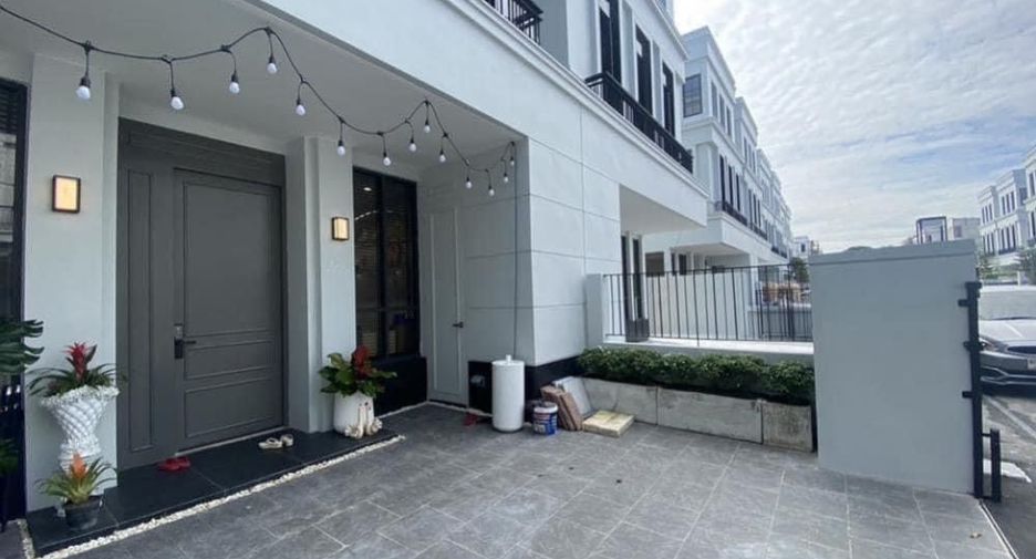 For rent 3 bedrooms townhouse in Khan Na Yao, Bangkok