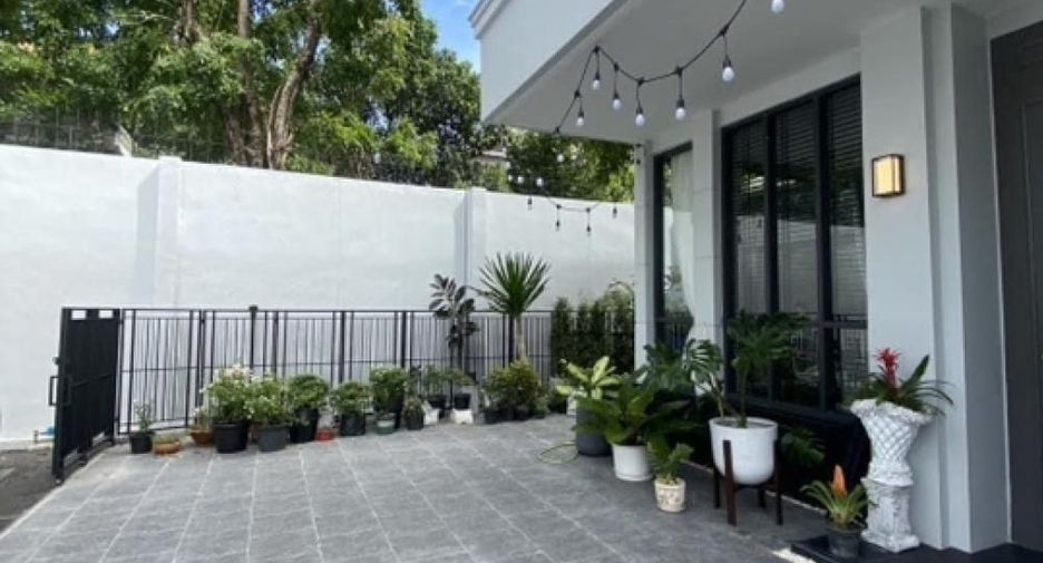 For rent 3 bedrooms townhouse in Khan Na Yao, Bangkok