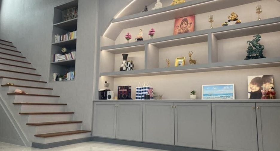 For rent 3 bedrooms townhouse in Khan Na Yao, Bangkok