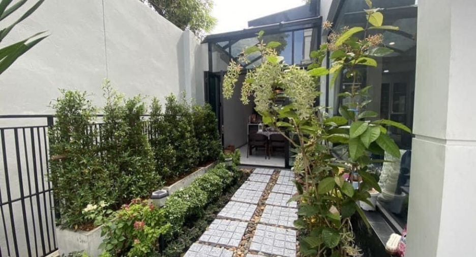 For rent 3 bedrooms townhouse in Khan Na Yao, Bangkok