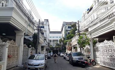 For rent 5 bedrooms townhouse in Watthana, Bangkok