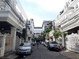 Reihenhaus zur Miete mit 5 Zimmer in Watthana, Bangkok