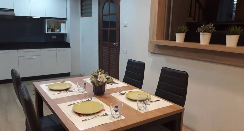Reihenhaus zur Miete mit 5 Zimmer in Watthana, Bangkok