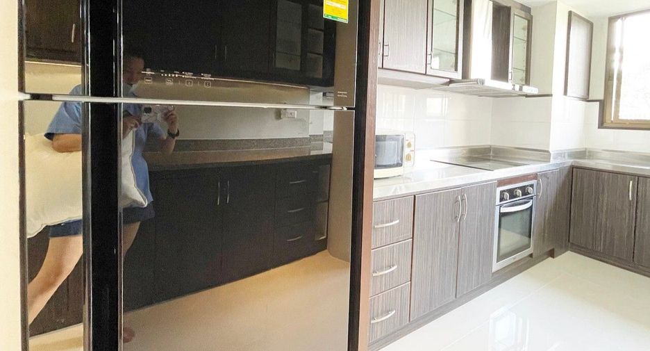 For rent 3 bedrooms apartment in Watthana, Bangkok
