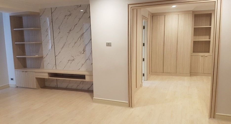 For rent 4 bedrooms condo in Khlong Toei, Bangkok