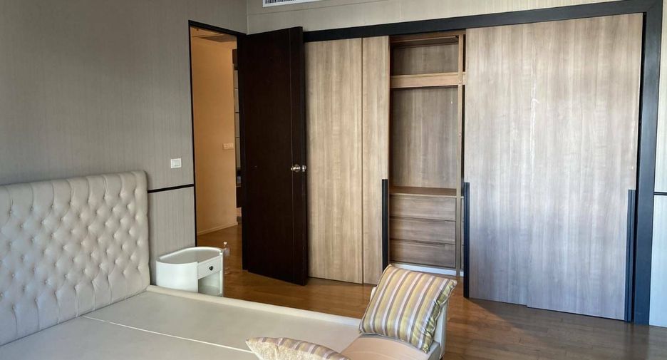 For rent 3 bedrooms condo in Khlong Toei, Bangkok