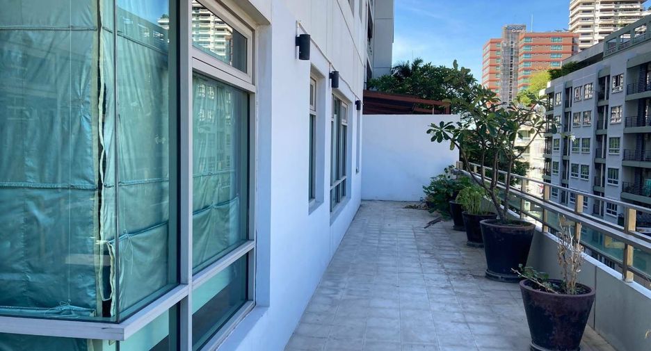 For rent 3 bedrooms condo in Khlong Toei, Bangkok