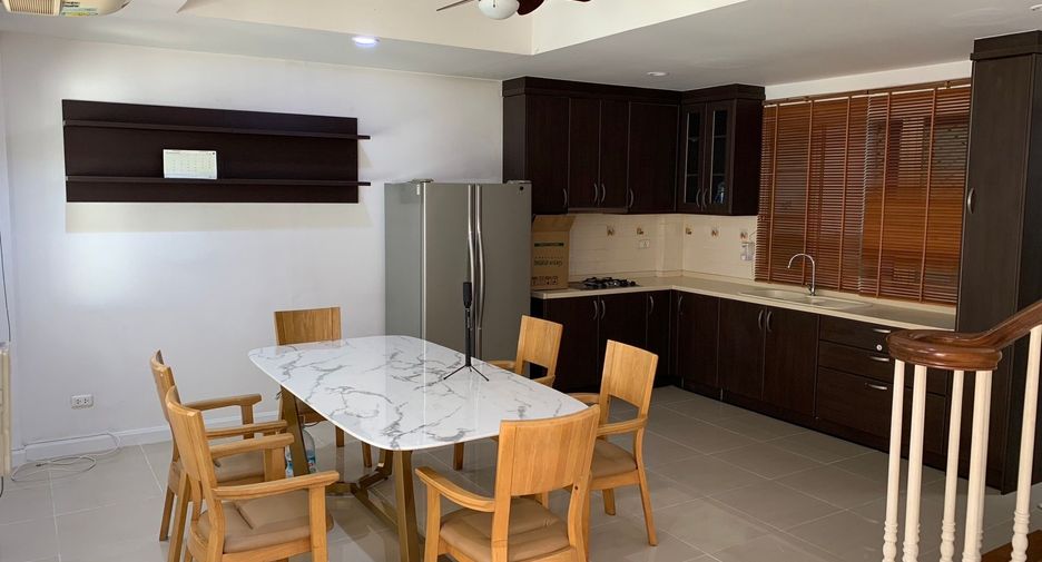 For rent 3 bedrooms townhouse in Bang Na, Bangkok