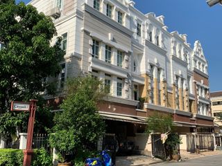 For rent 3 bedrooms townhouse in Bang Na, Bangkok