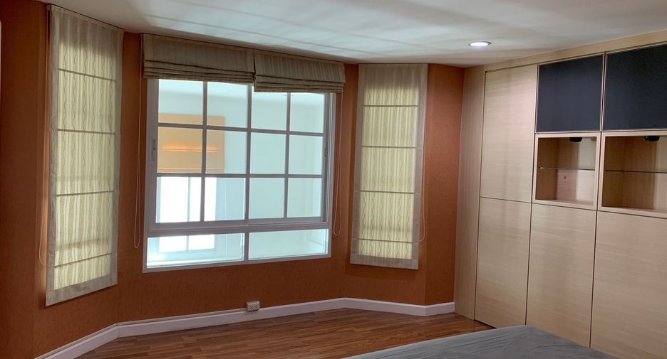 For rent 3 bedrooms townhouse in Bang Na, Bangkok