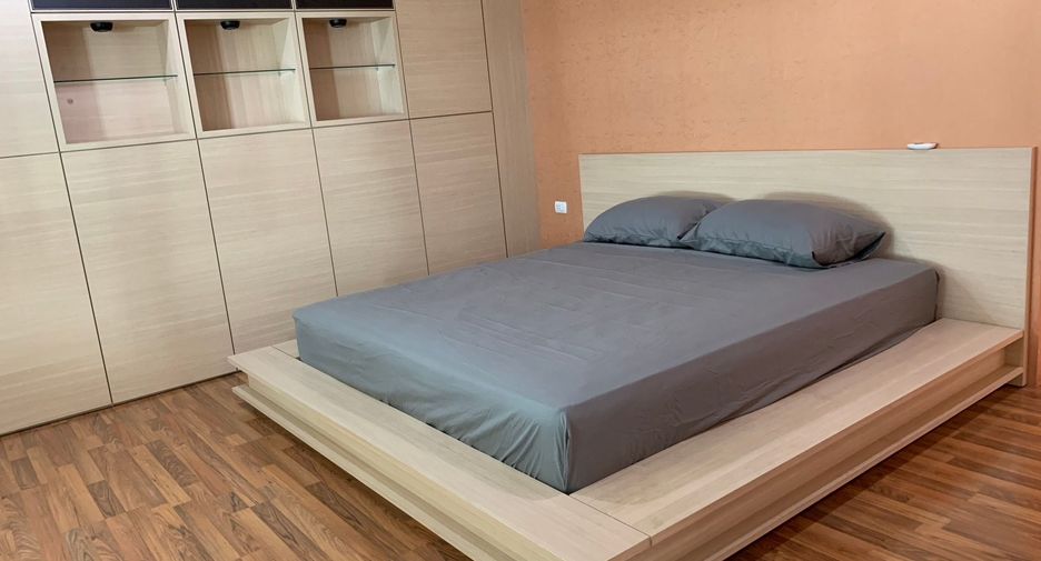 For rent 3 bedrooms townhouse in Bang Na, Bangkok