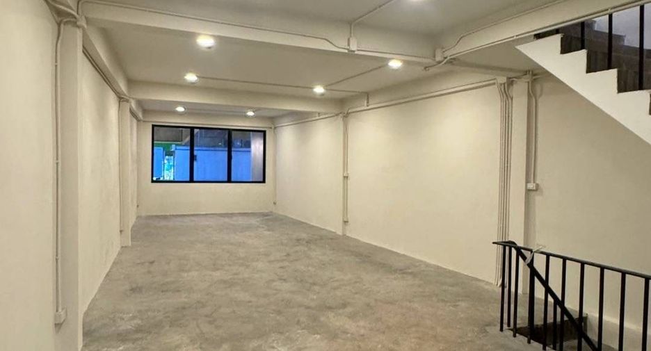 For rent retail Space in Phra Khanong, Bangkok