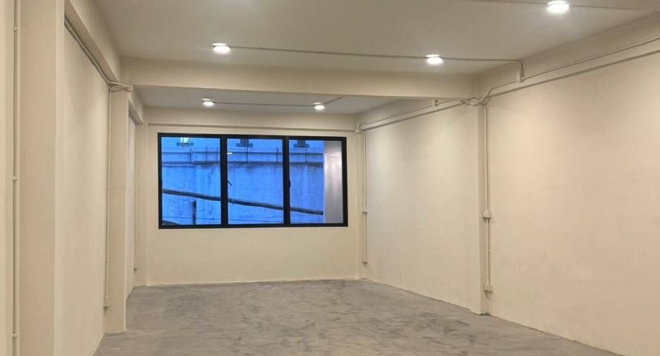 For rent retail Space in Phra Khanong, Bangkok