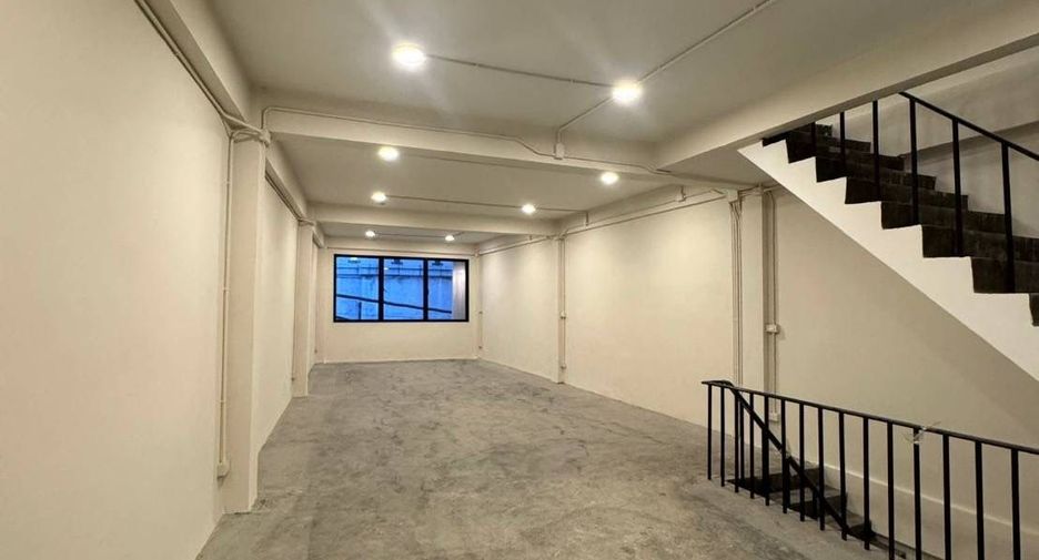 For rent retail Space in Phra Khanong, Bangkok