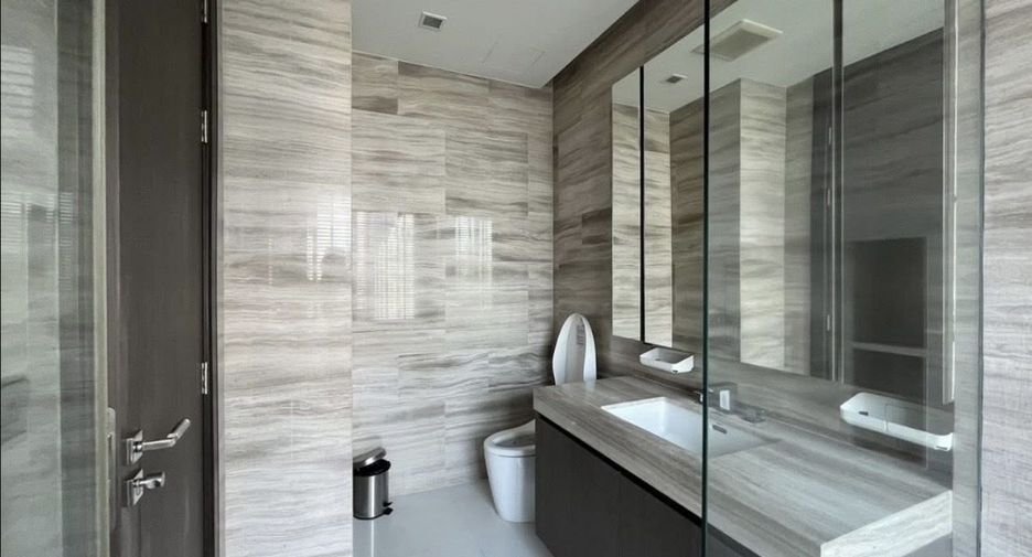 For rent 2 bedrooms condo in Khlong Toei, Bangkok
