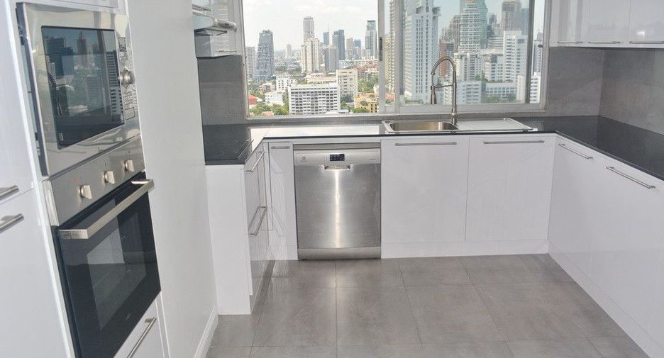 For rent 3 bedrooms condo in Watthana, Bangkok