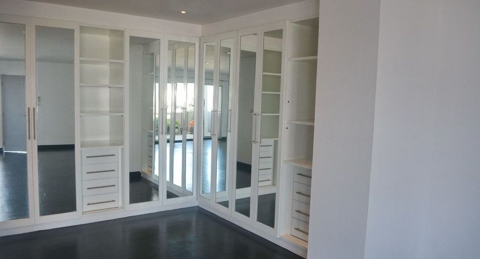 For rent 3 bedrooms condo in Watthana, Bangkok