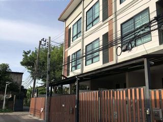 For sale 4 bedrooms townhouse in Phra Khanong, Bangkok